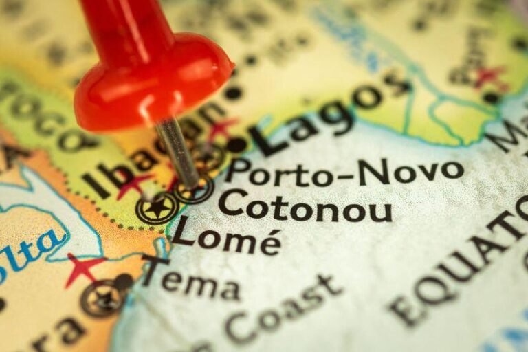 pushpin on map where Cotonou is located