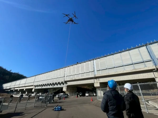 Heavy-Lift Drone Delivers Railway Cargo in Japan Shinkansen Trial Heavy-Lift Drone Delivers Railway Cargo in Japan Shinkansen Trial