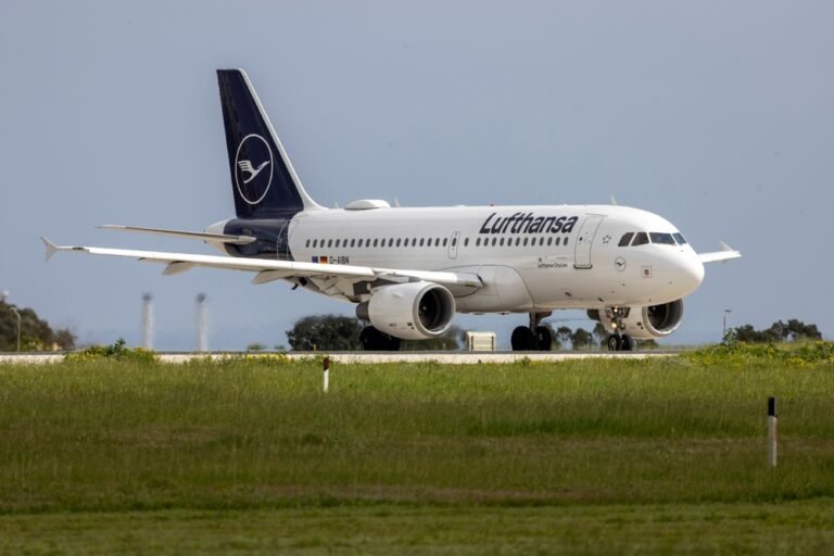 Lufthansa CityLine pilots back potential strike Lufthansa CityLine pilots back potential strike