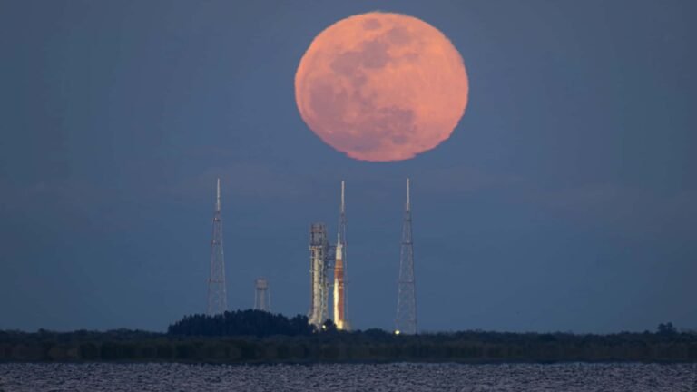 Eine schwedische Saab Gripen E/F im steilen Kurvenflug