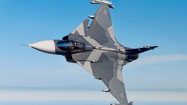 Saab Gripen E/F: Super-Gripen auf der Überholspur Impressionen vom Aérosalon in Le Bourget, Paris. A350-1000, Racer, Eurofighter, Rafale und F-35 in Aktion.