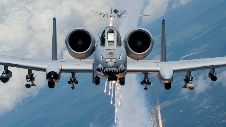 A-10 Thunderbolt über der Straße von Hormus: Warthogs auf Schnellboot-Jagd A-10 im Flug von vorne mit Flares