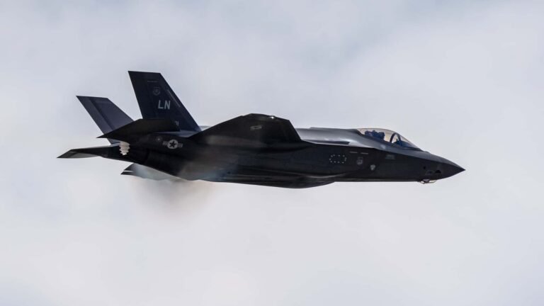 Angeschossen? F-35 Lightning II muss notlanden: Iran reklamiert Treffer A-10 im Flug von vorne mit Flares