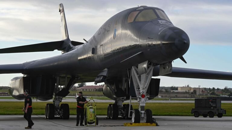 Vier F-14A Tomcat der iranischen Luftwaffe im Formationsflug.