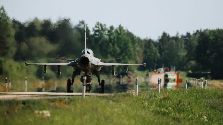 B-1B Lancer mit Einweisern bei Nacht