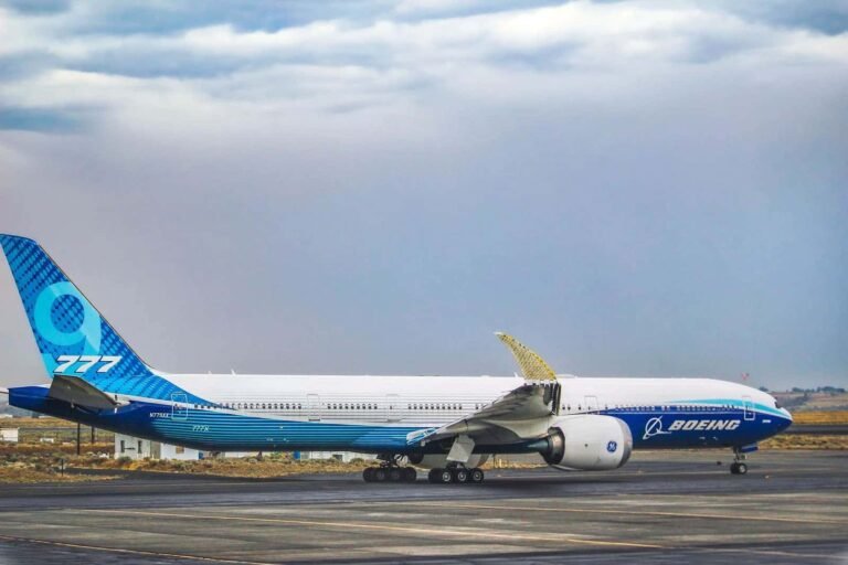 Äthiopische Suchoi Su-27 oder Su-30 im Flug, Seitenansicht, blaue Tarnlackierung, klarer Himmel.