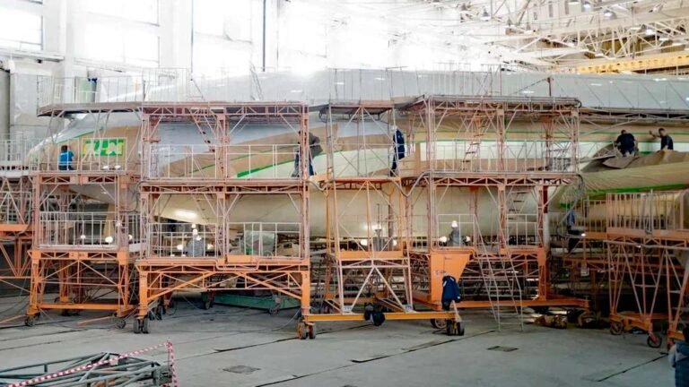 Brandneue Iljuschin Il-96: Russlands Retro-Vierstrahler wird lackiert In der Lackierhalle des Flugzeugwerks Woronesch wird eine neue Il-96-300 lackiert.