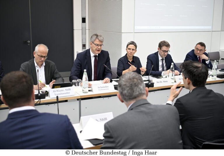 Bundesregierung senkt Ticketsteuer zur Jahresmitte