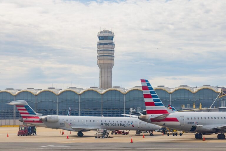 Delta suspends Congressional airport perks amid TSA shutdown strain Delta suspends Congressional airport perks amid TSA shutdown strain