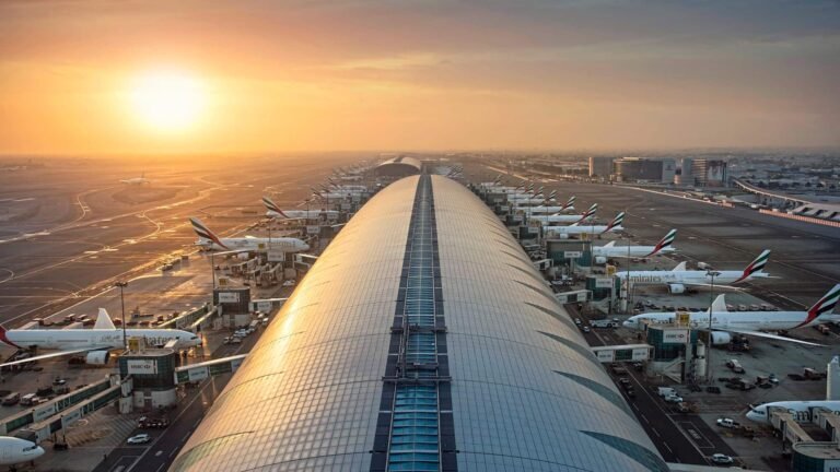 Äthiopische Suchoi Su-27 oder Su-30 im Flug, Seitenansicht, blaue Tarnlackierung, klarer Himmel.