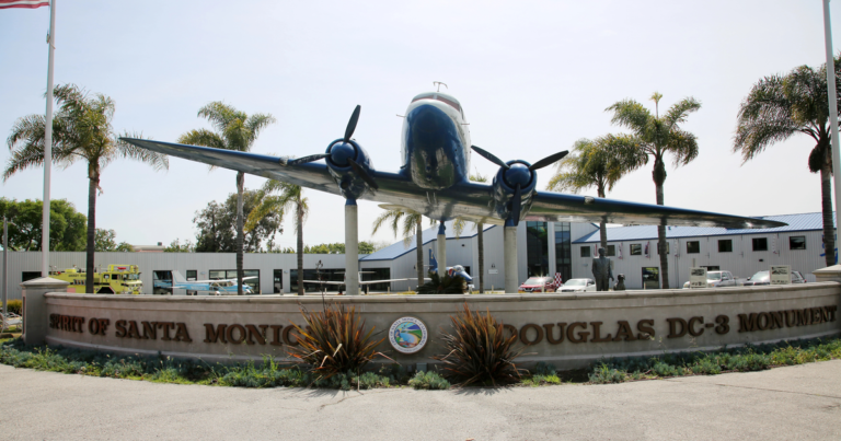 Einer der ältesten Flughäfen der USA macht dicht – einst baute Douglas dort Flugzeuge Einer der ältesten Flughäfen der USA macht dicht - einst baute Douglas dort Flugzeuge