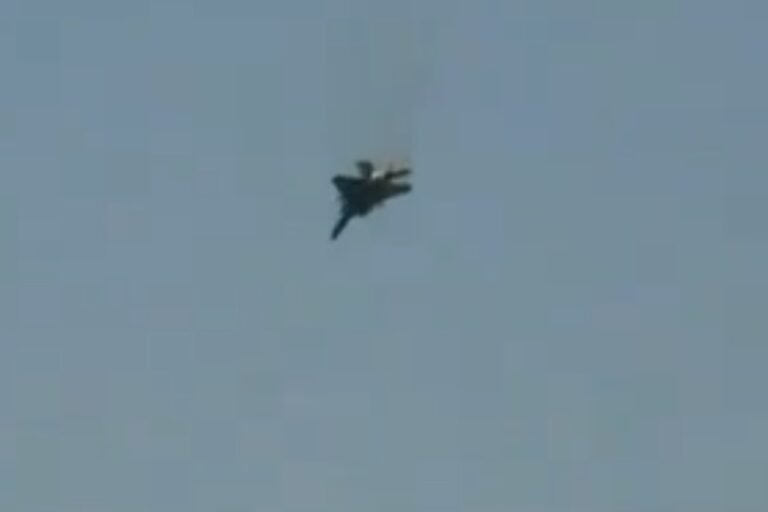 F-15 fighter jet crashed over Kuwait under unclear circumstances F-15 fighter jet appears in video in flames and missing part of its tail section.