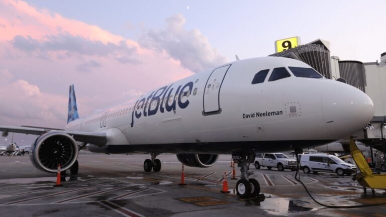 FAA briefly grounds all JetBlue flights at airline's request