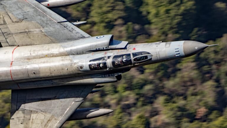 Kampfjet-Dinosaurier Phantom & Mirage auf Ameisenhöhe: Tiefflug im Canyon B-1B Lancer mit Nachbrenner beim Nachtstart