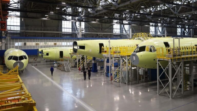 Serienbau ohne Zulassung: Russlands MS-21-Produktion läuft Lockheed C-130K des österreichischen Bundesheers in Aktion