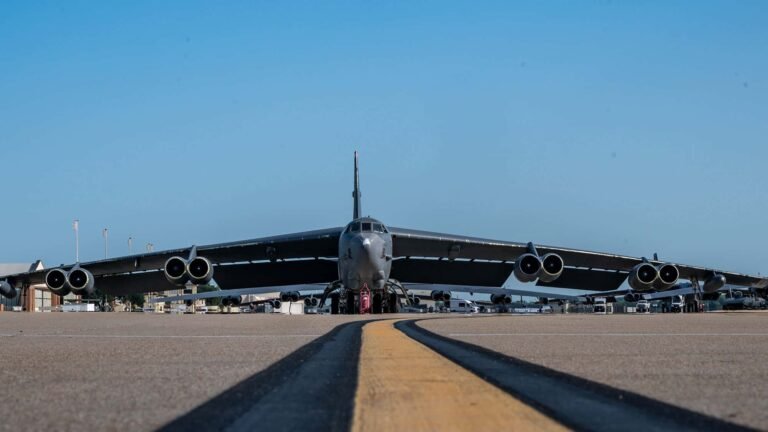 Unbekannte Drohnen über B-52-Basis – US-Bomber-Stützpunkt musste Flugbetrieb einstellen Erste deutsche F-35 in der Endmontagehalle.