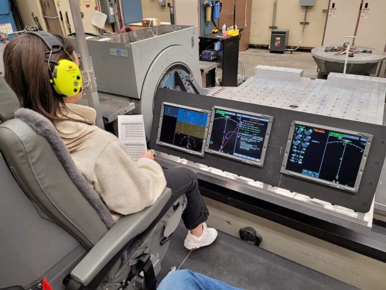 A-10 im Flug von vorne mit Flares