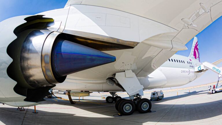 Why The Boeing 787 Dreamliner’s Main Landing Gear Only Needs 8 Tires