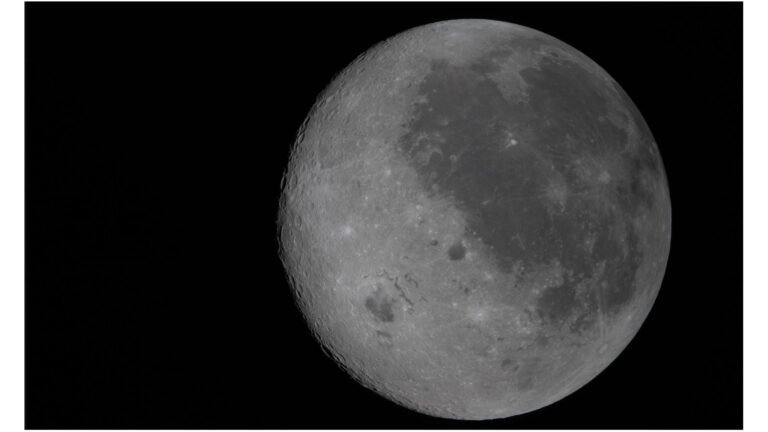 Artemis 2 astronauts fly around the moon in record-breaking lunar loop by NASA Artemis 2 astronauts fly around the moon in record-breaking lunar loop by NASA