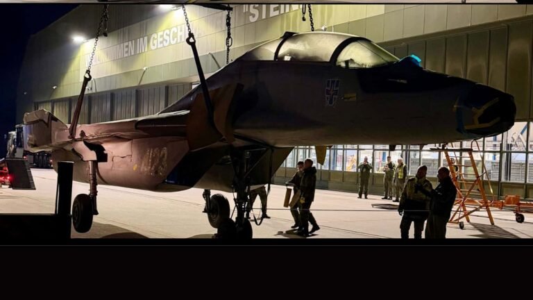 F/A-18E Super Hornet vor Kommandoturm der USS Nimitz