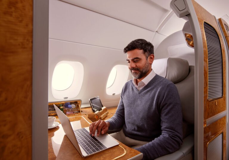 Am Laptop online zu arbeiten wird in der A380 von Emirates künftig einfacher.