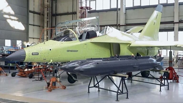 Neue Lieferung fabrikneuer Su-57 für die russische Luftwaffe - Start auf verschneitem Flugplatz.