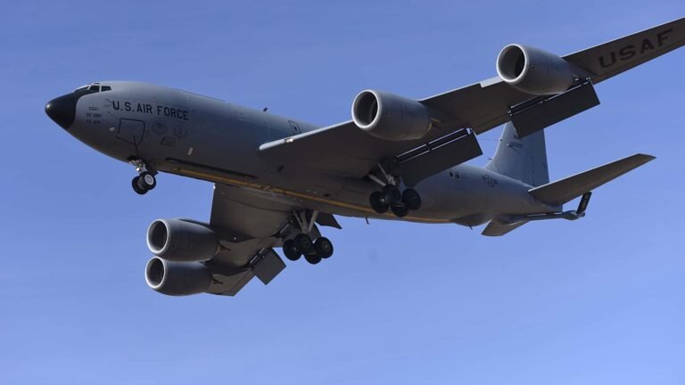 US Air Force holt KC-135-Tanker vom Friedhof zurück: Stratotanker auferstanden Airbus A380 von Qatar Airways im Landeanflug auf London-Heathrow.