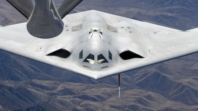 Northrop Grumman B-21 Raider am Boden mit zweiter Maschine im Hintergrund