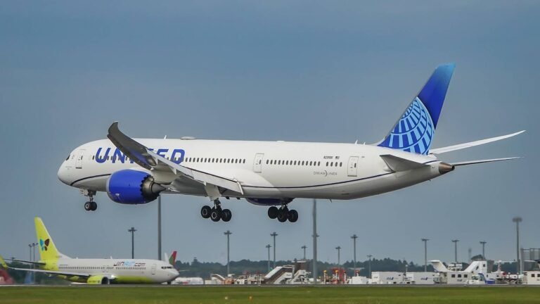 United Airlines Grounds New Premium Boeing 787-9 After 1st Long-Haul Flight