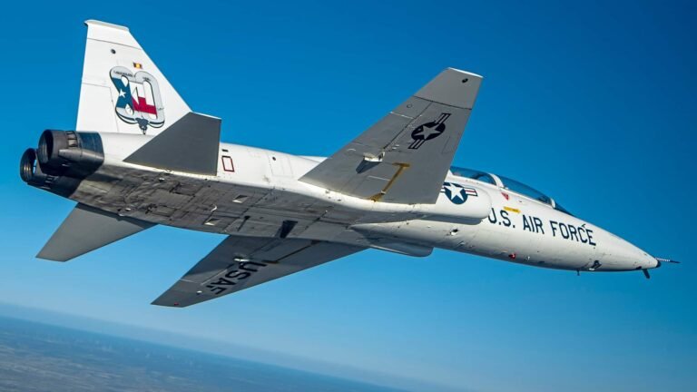 die Trainer-Legende der US Air Force F-4E Phantom beim Break mit Nachbrenner