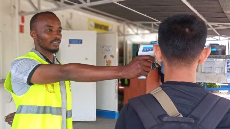 Ebola outbreak brings airport screening back