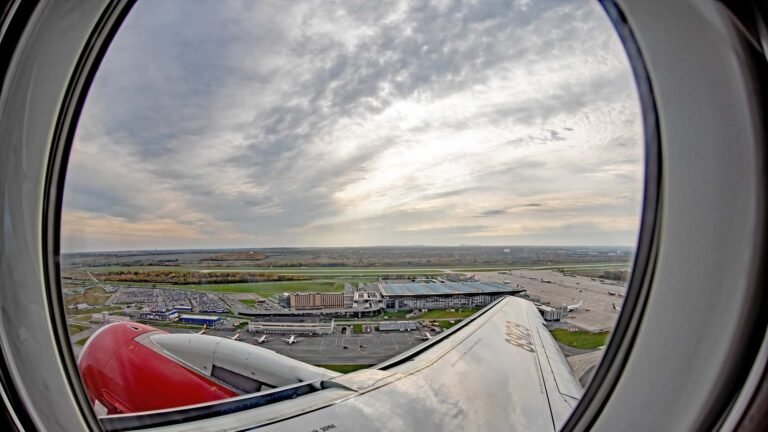 Eingang des Flughafen Gorno-Altaisk in Süd-Sibirien.