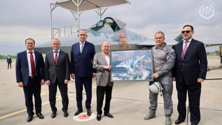 Den Abschluss der Paradeformation bildeten Su-25-Kampfflugzeuge.
