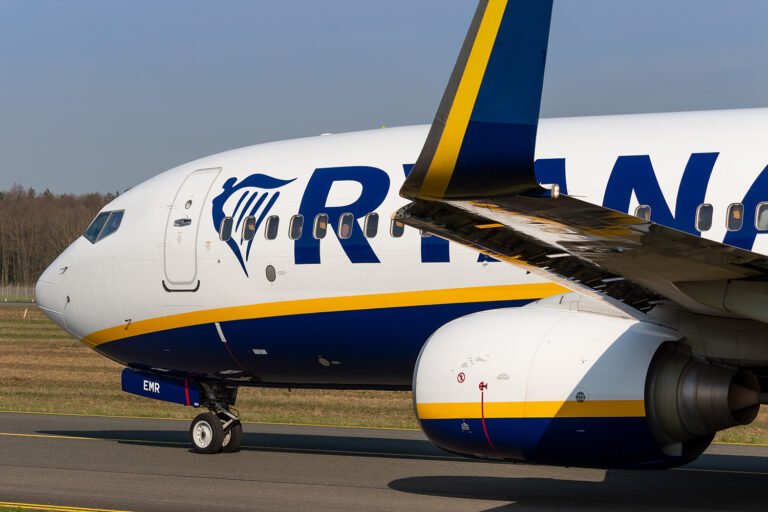 Ryanair erzielt Rekordgewinn: Nahost-Krieg bremst den Ausblick