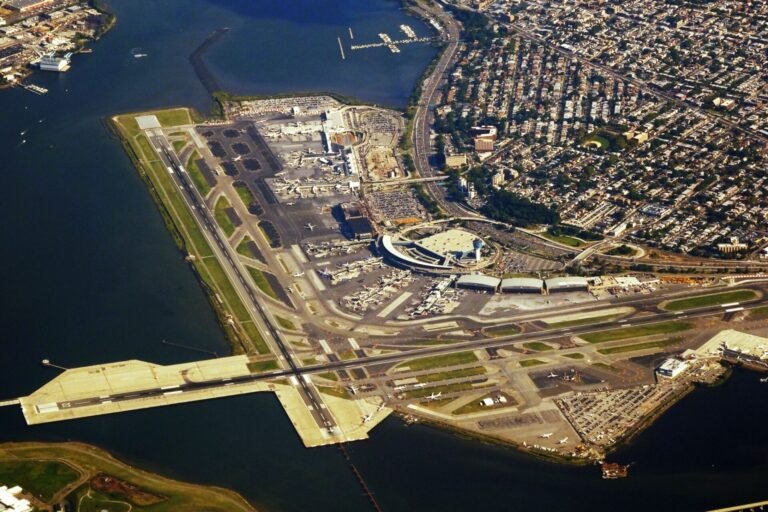 Sinkhole shuts down LaGuardia runway