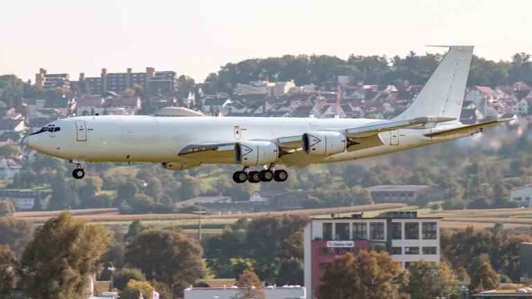 US Navy schickt E-6B Mercury Den Abschluss der Paradeformation bildeten Su-25-Kampfflugzeuge.