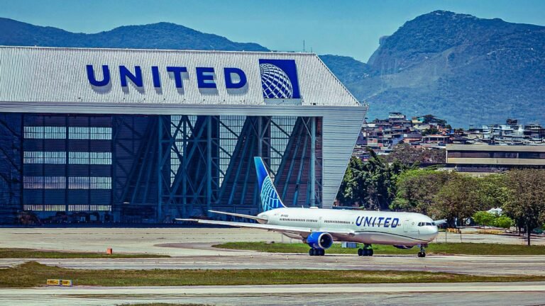 United Airlines Boeing 767-400ER Collides With Bakery Truck & Light Pole In Newark