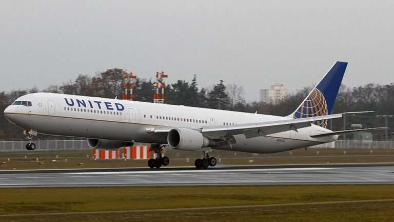 United Airlines jet hits delivery truck while landing at New Jersey airport