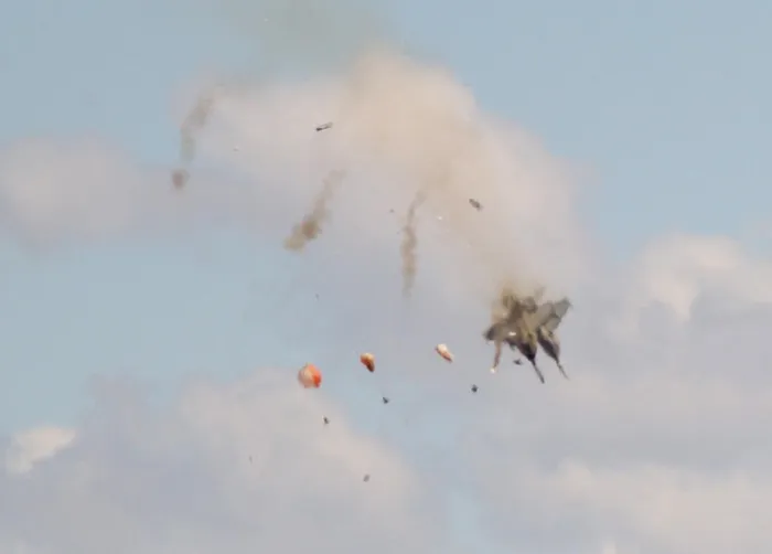 Video captures EA-18G collision at US airshow Video captures EA-18G collision at US airshow