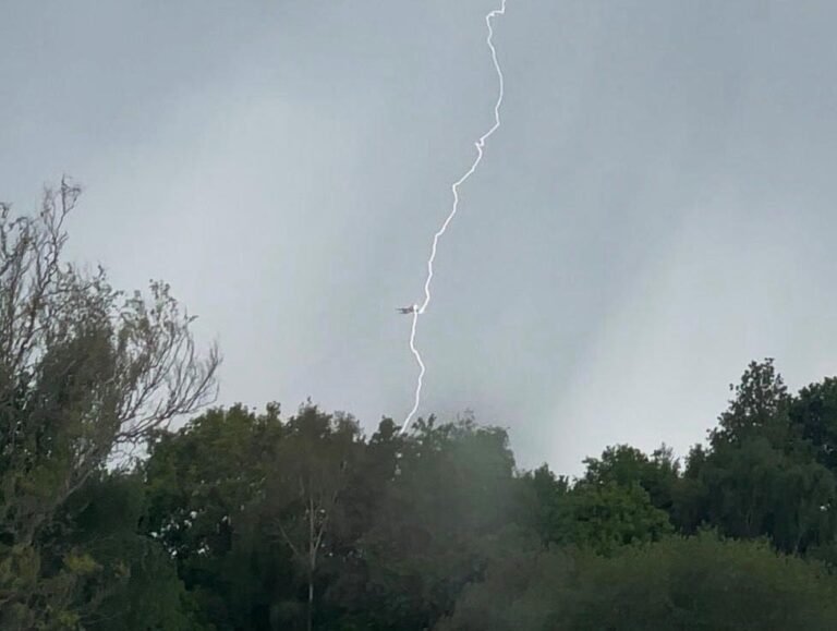 easyJet A319 just returned to Gatwick following lighting strike on departure