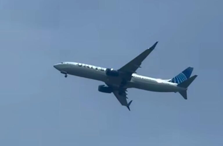 A United Boeing 737-900 returned to Washington following landing gear issue