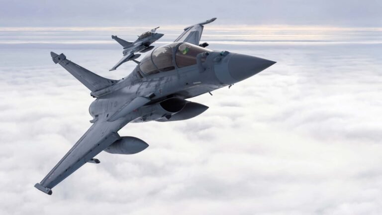 Kampfflugzeuge und Hubschrauber üben bei "Thracian Blade 26" in Bulgarien auf einem verwaisten Fliegerhorst.