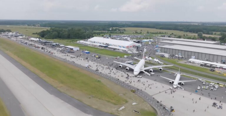 Aktivisten blockieren Zufahrten zum Messegelände Aktivisten blockieren Zufahrten zum Messegelände