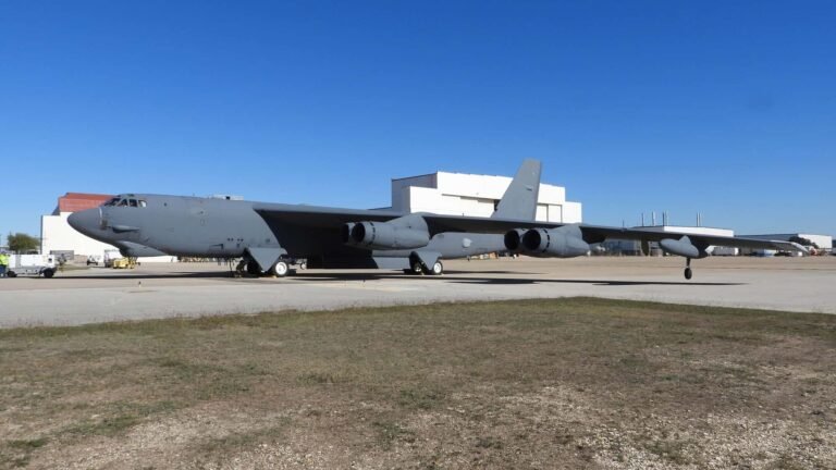 B-52H Stratofortress in Edwards abgestürzt Leonardo-Kampfhubschrauber AW249 Fenice auf der ILA 2026.