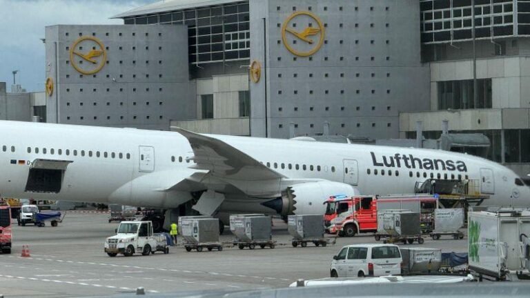 Boeing Investigates Lufthansa 787 Nose Gear Collapse The Lufthansa aircraft at Frankfurt Airport