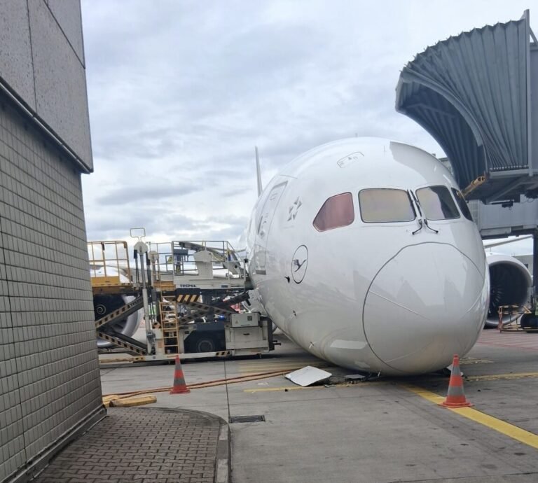 Bugfahrwerk knickt am Gate zusammen Bugfahrwerk knickt am Gate zusammen