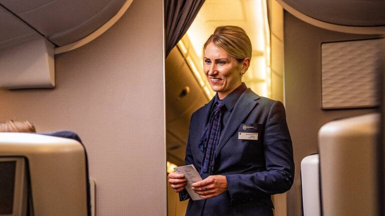 How Flight Attendants Silently Tag Every Passenger At The Boarding Door In Under 10 Seconds How Flight Attendants Silently Tag Every Passenger At The Boarding Door In Under 10 Seconds