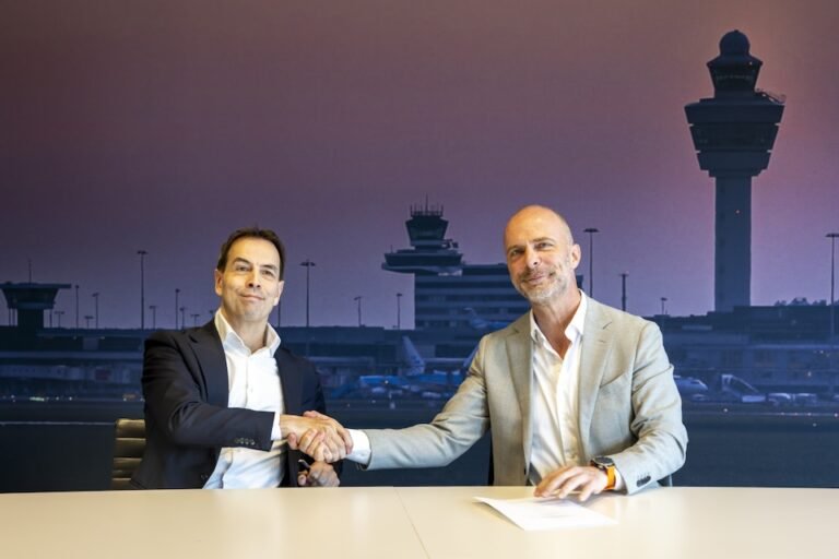 KLM to relocate cargo activities at Schiphol Bas Brouns, chief financial officer (left) and Robert Carsouw, chief financial officer of Royal Schiphol Group
