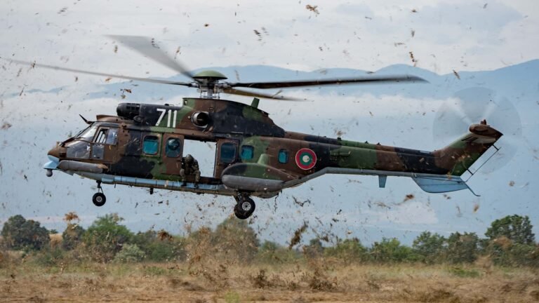 Kampfflugzeuge und Hubschrauber üben bei "Thracian Blade 26" in Bulgarien auf einem verwaisten Fliegerhorst.