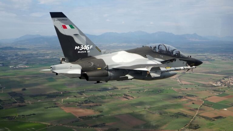 Kanada will italienischen Trainer: Leonardo M-346 Northrop Grumman B-21 Raider beim Start.